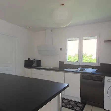 La De L'olivier Piscine Privee Et Parking Holiday home *