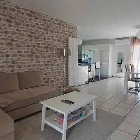 La De L'olivier Piscine Privee Et Parking Holiday home *