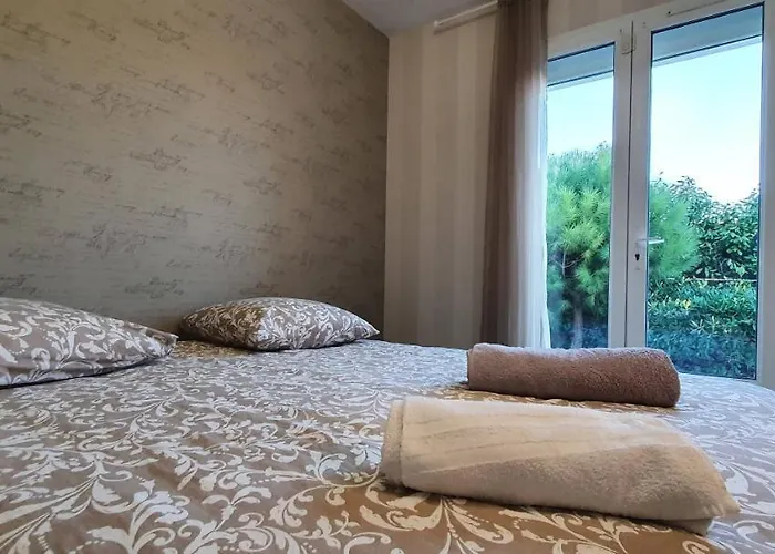 La De L'olivier Piscine Privee Et Parking